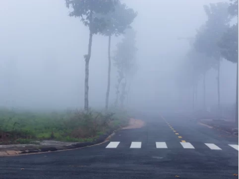 [Hình 3. Sương mù xuất hiện khi khối không khí nóng, ẩm tràn lên bề mặt đệm lạnh]
